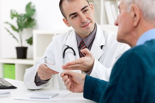 Vaya a ver a un médico debido a un alta masculina del hospital debido a la patología