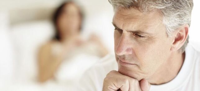 El hombre reflexiona sobre las razones de la disminución de la potencia