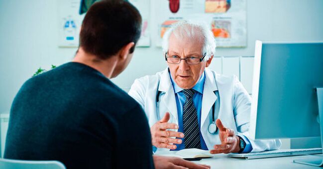 Un médico aconseja a un hombre que tome un medicamento para aumentar la potencia