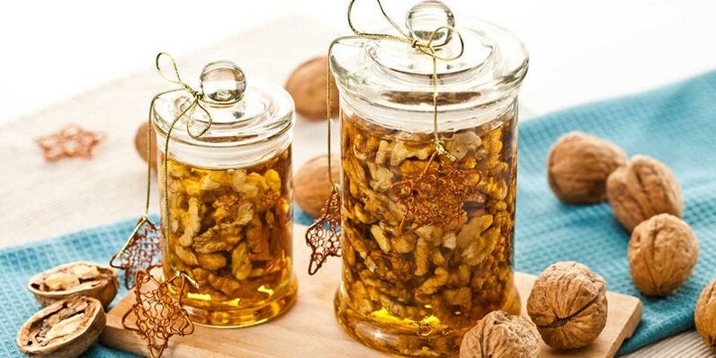 Nueces y alimentos saludables con miel que pueden aumentar la potencia de los hombres