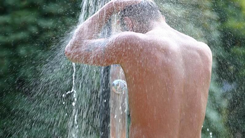Las duchas de contraste pueden ayudar a los hombres a animarse y aumentar la potencia. 