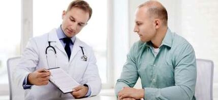 El urólogo trata la secreción patológica en los hombres. 
