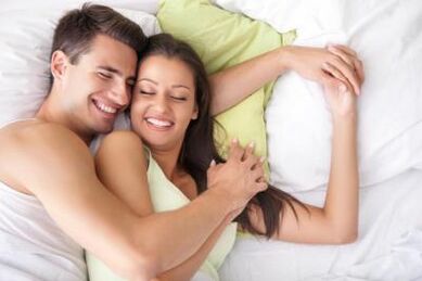 Hombre y niña felices en la cama